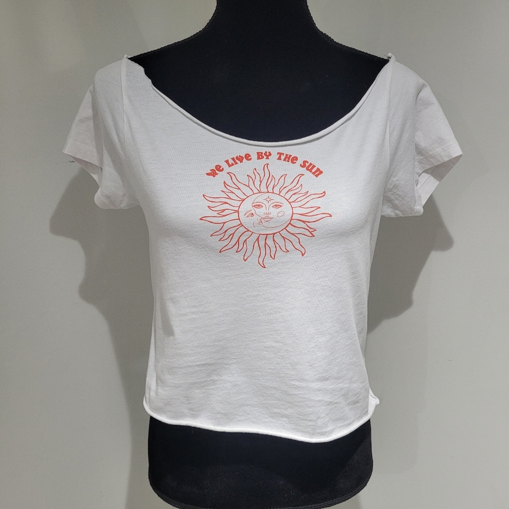 Women's We Live By the Sun Cropped Raw Edge Short Sleeve T-Shirt White Red Small